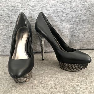 Bebe - Black /Snakeskin High heel. Sz: 7M